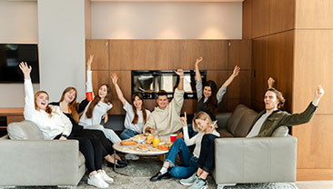 Acceso seguro en entrada de edificio residencial