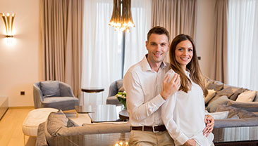 Familia tranquila en departamento de lujo